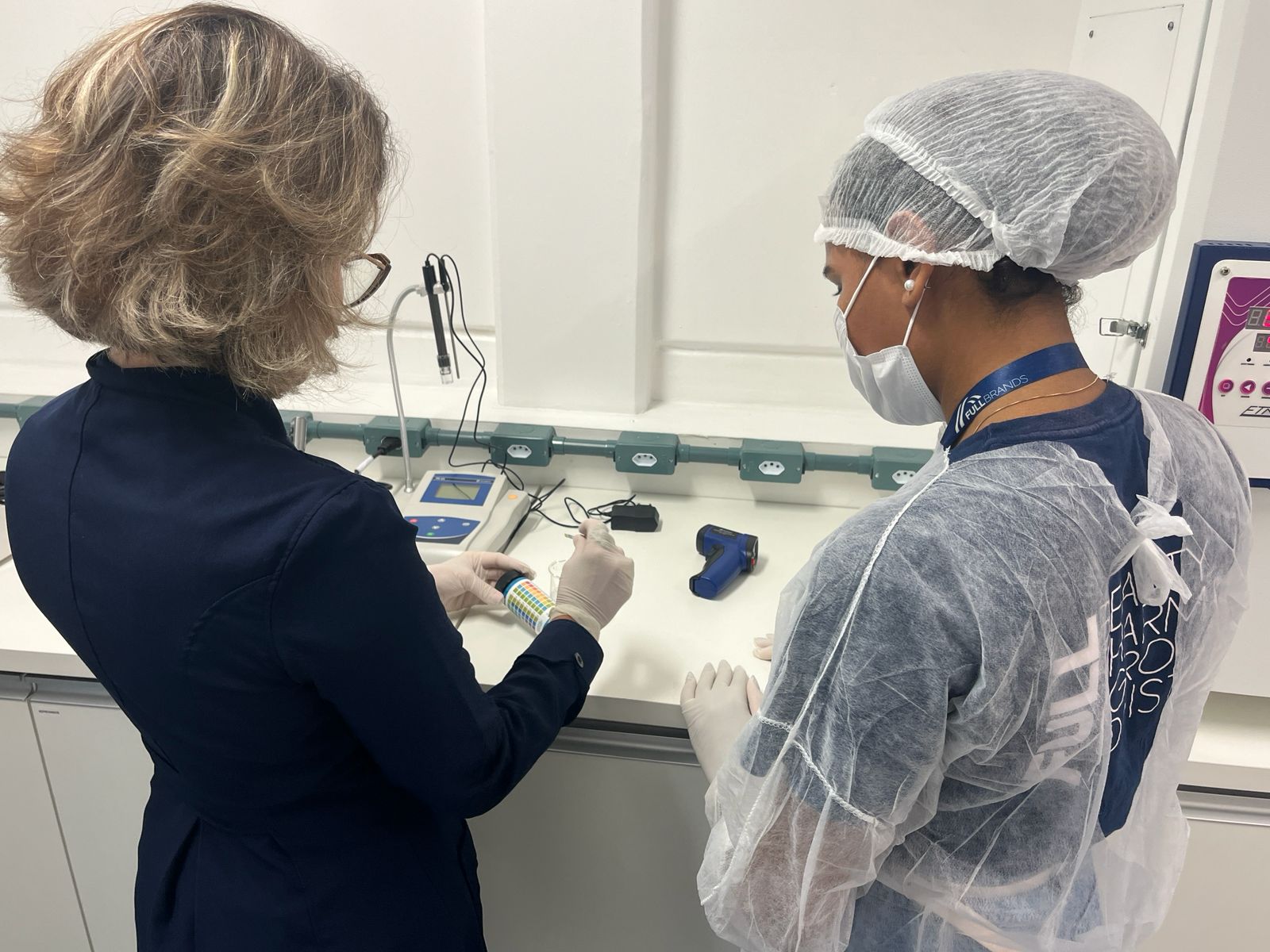 Análise técnica de cosméticos e embalagens em laboratório